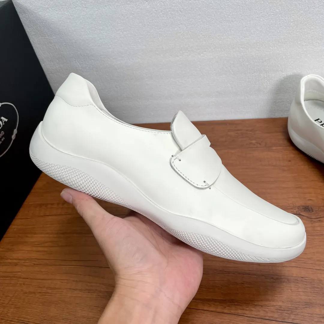 💰720 Code: YS003342 Prada/Prada men's new leather sneakers. These sneakers are made of imported calf leather and have a classic penny loafer upper design style, inspired by classic aesthetic concepts. Equipped with 3.5cm iconic red label lightweight elastic rubber soles, fabric and cowhide mixed lining, and silk-printed logo cowhide foot pads. The style is versatile and durable, comfortable and breathable, and comes with a full set of original packaging dust bags! Size: 39-40-41-42-43-44 Standard leather shoe size (45 can be customized but returns and exchanges are not supported) Item number: 4D3612 White